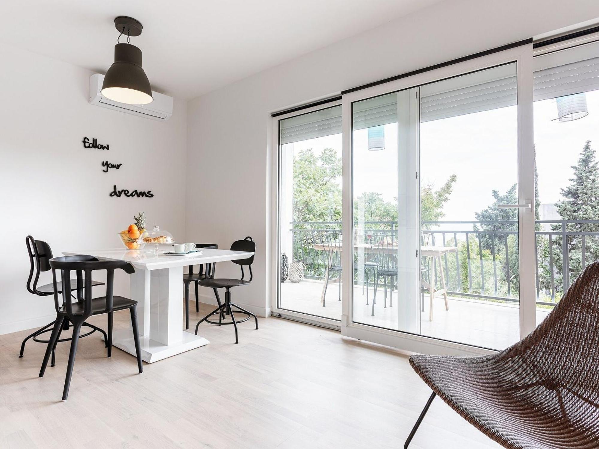 Black & White St - Comfort Two Bedroom With Balcony Split