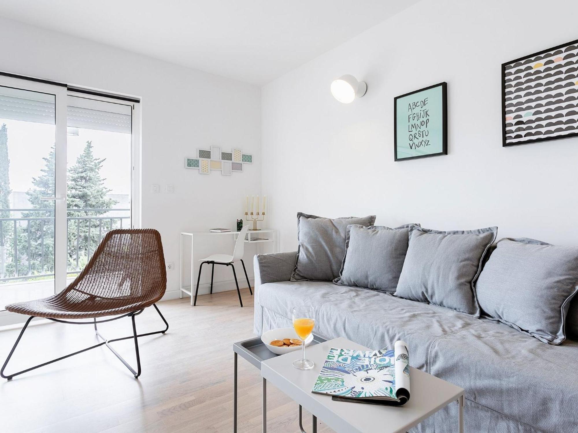 Black & White St - Comfort Two Bedroom With Balcony *