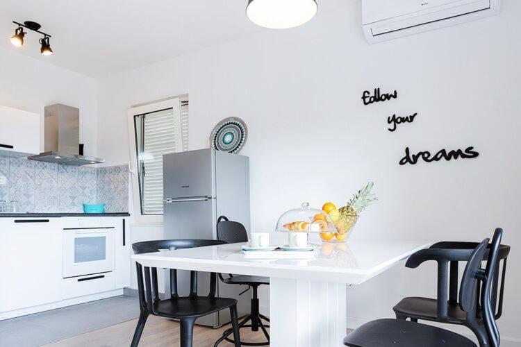 Black & White St - Comfort Two Bedroom With Balcony Apartament Split