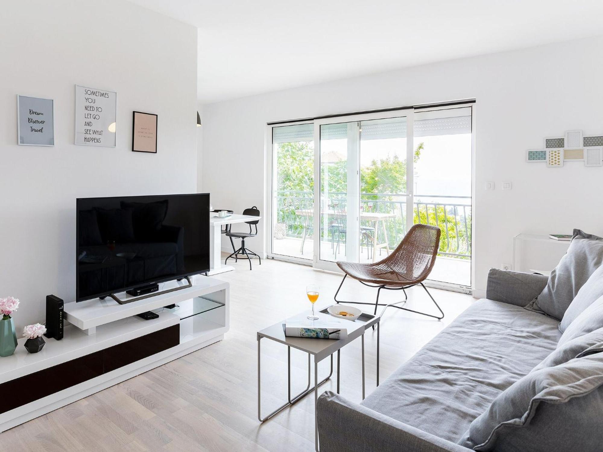 Black & White St - Comfort Two Bedroom With Balcony
