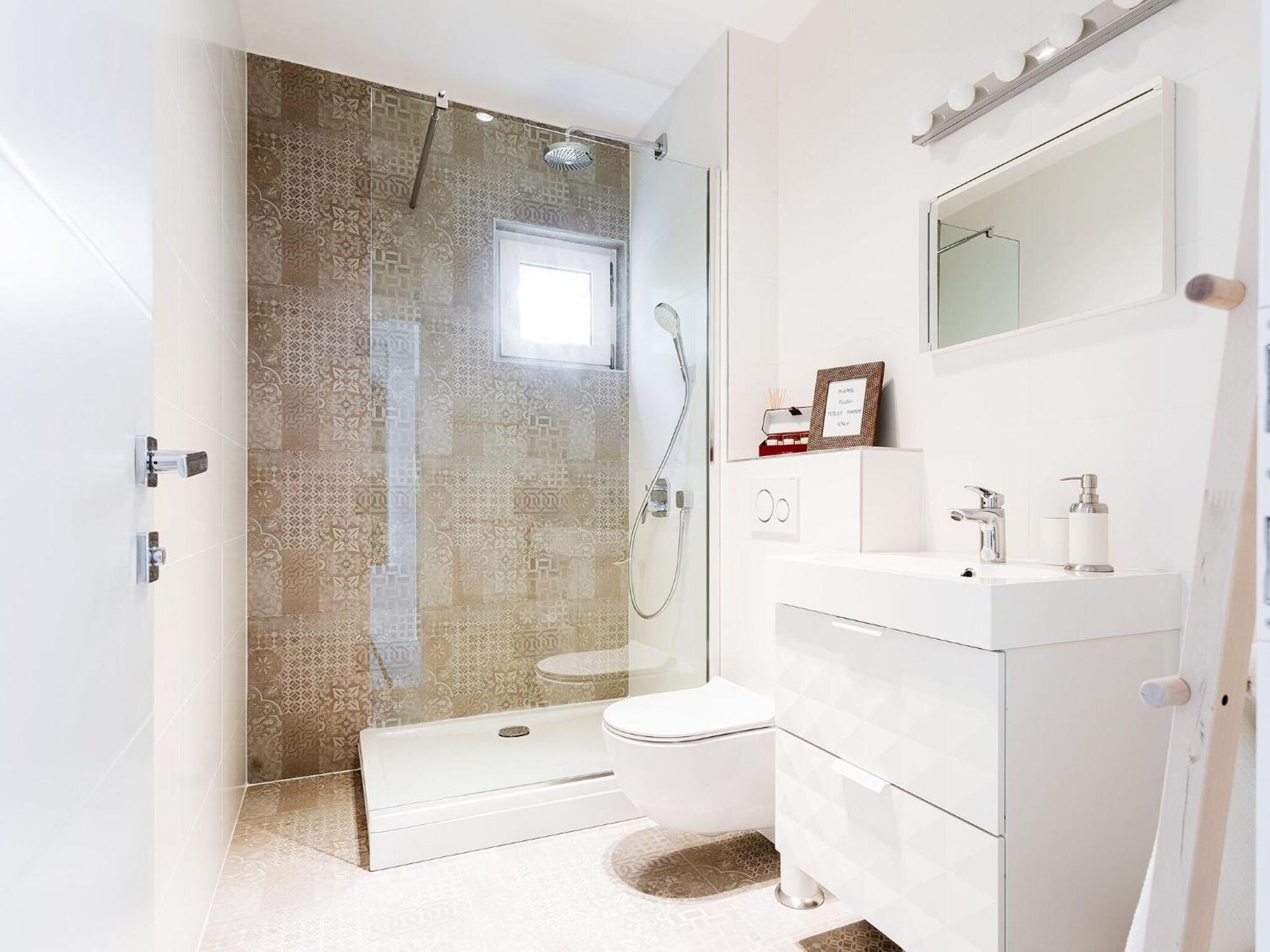 Black & White St - Comfort Two Bedroom With Balcony *