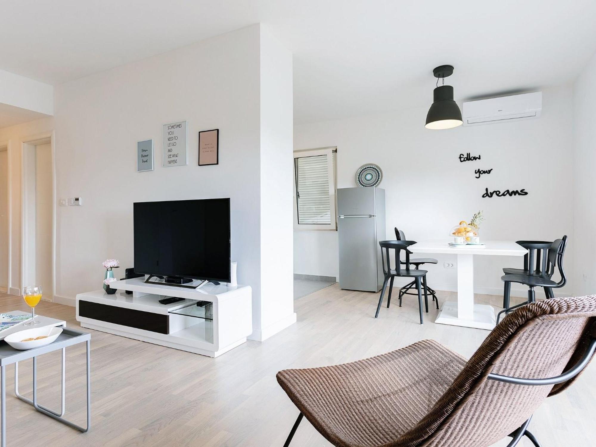 Black & White St - Comfort Two Bedroom With Balcony Apartament *