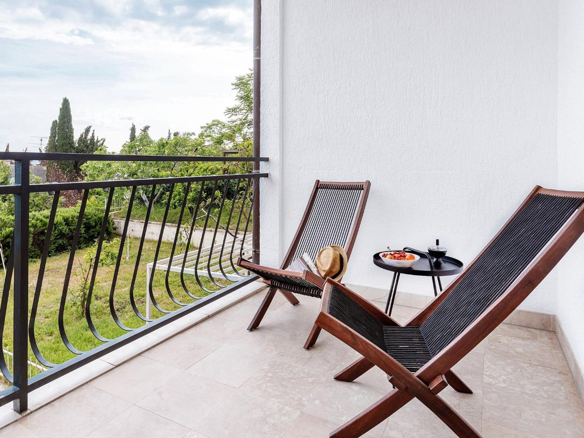 Black & White St - Comfort Two Bedroom With Balcony * Split