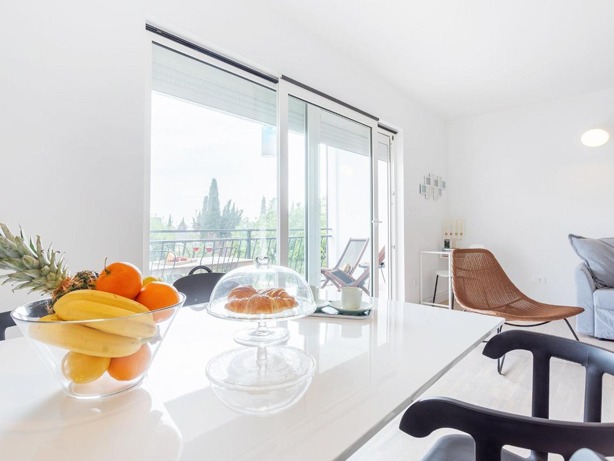 Black & White St - Comfort Two Bedroom With Balcony
