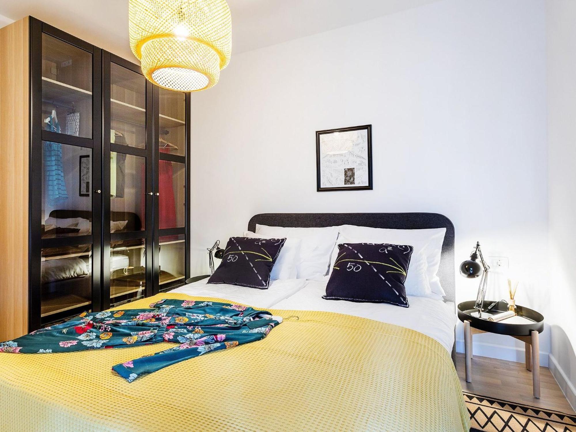 Black & White St - Comfort Two Bedroom With Balcony Apartament