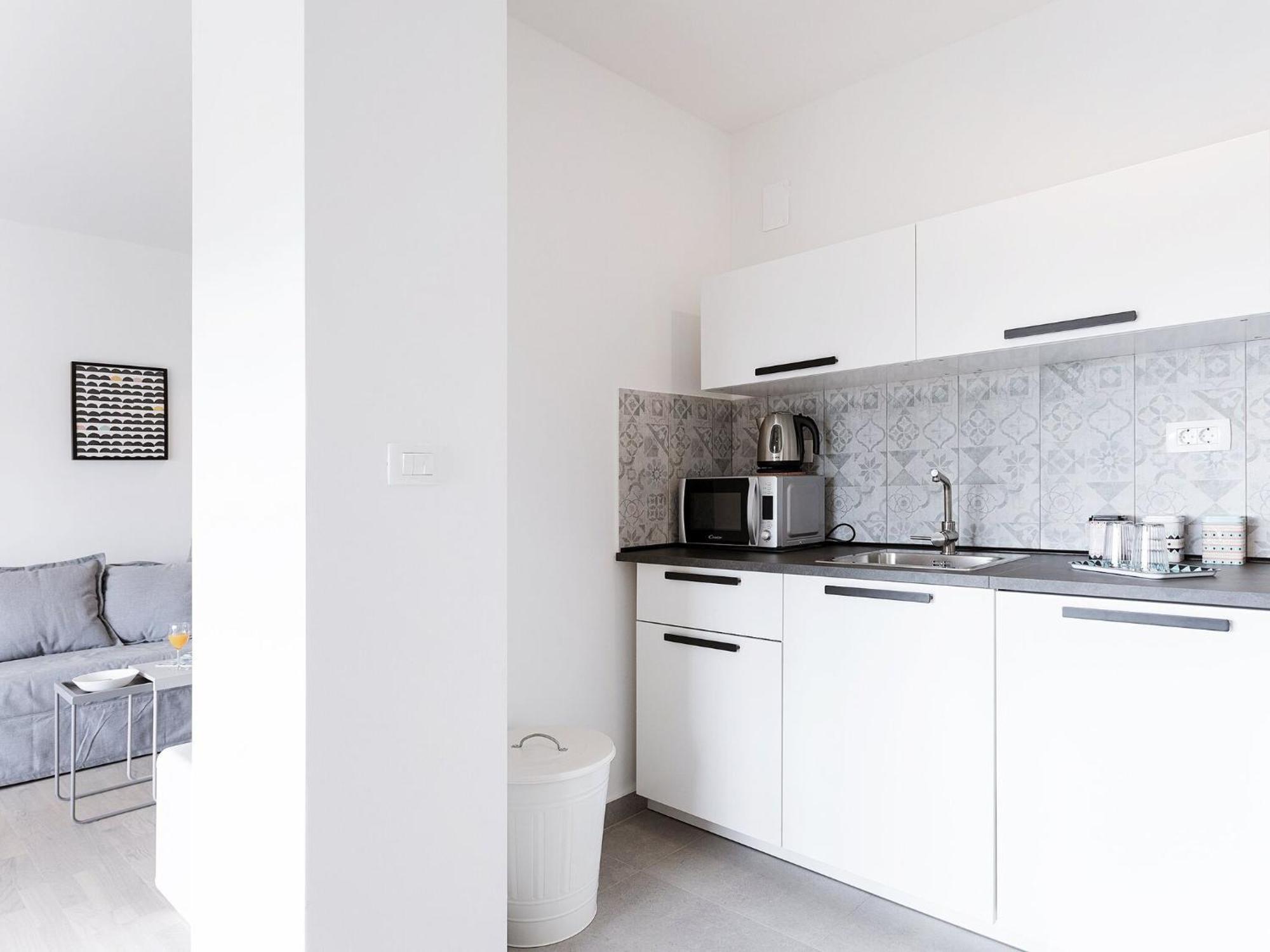 Black & White St - Comfort Two Bedroom With Balcony Apartament