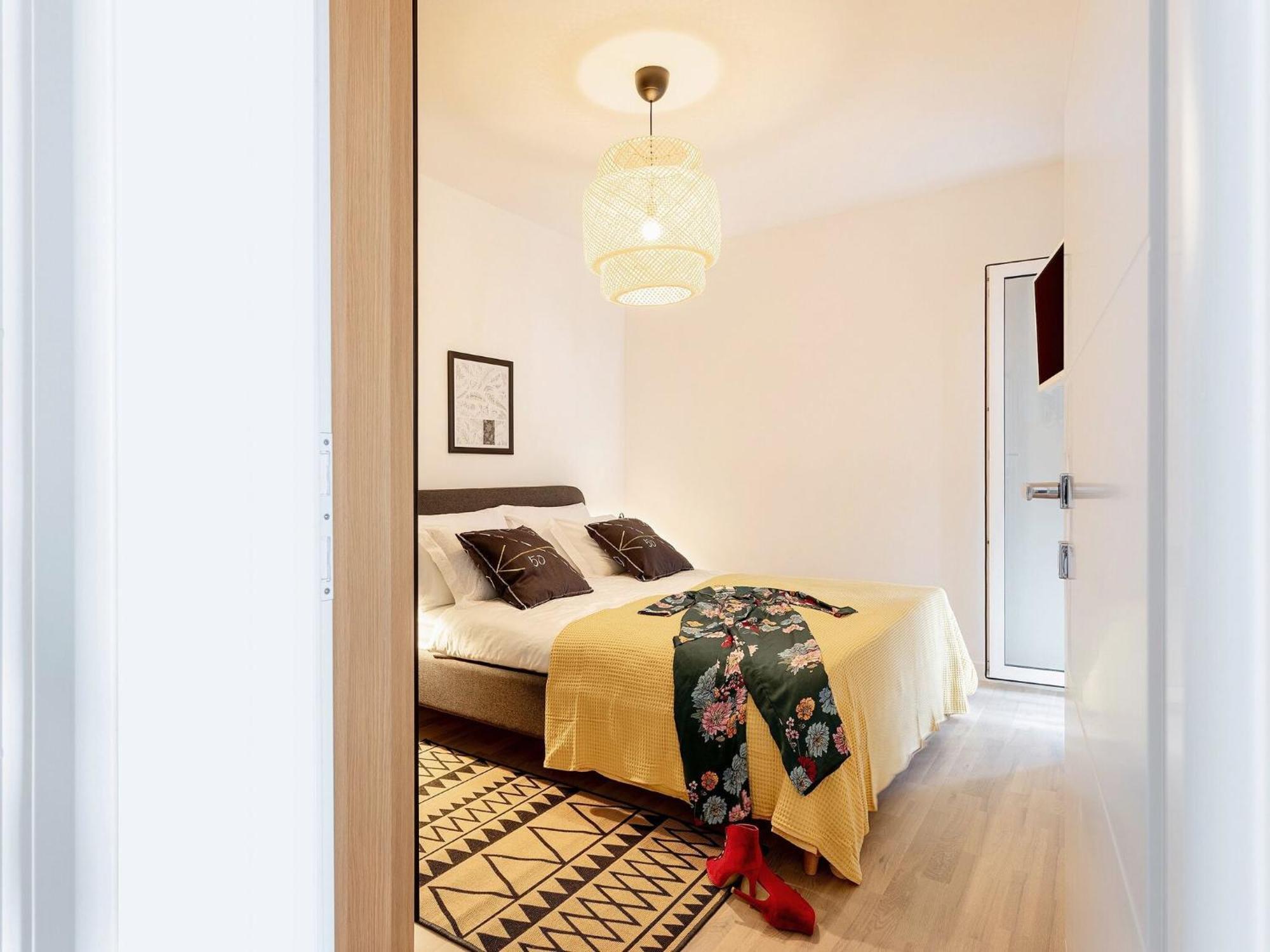 Black & White St - Comfort Two Bedroom With Balcony Apartament